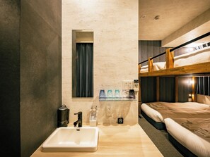 Een haardroger, handdoeken