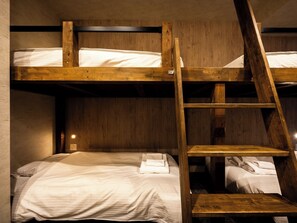 1 quarto, escrivaninha, ferros/tábuas de passar roupa, Wi-Fi de cortesia