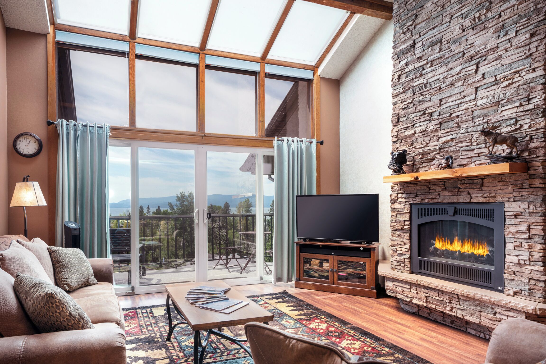 Large condo w/fireplace, balcony & gorgeous views - Marina Cay Bliss