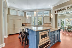 冷蔵庫、電子レンジ、オーブン、コンロ