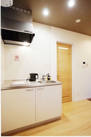 Fridge, microwave, stovetop, cookware/dishes/utensils - KYOSTAY Iroha Soragi 1 / Kyoto Kyōto (Kyoto)