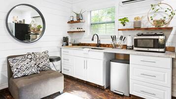 Frigorífico, microondas, cafetera o tetera y tostadora