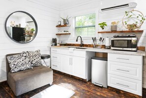 Fridge, microwave, coffee/tea maker, toaster - Tiny house at Gold Farm (McKinney)