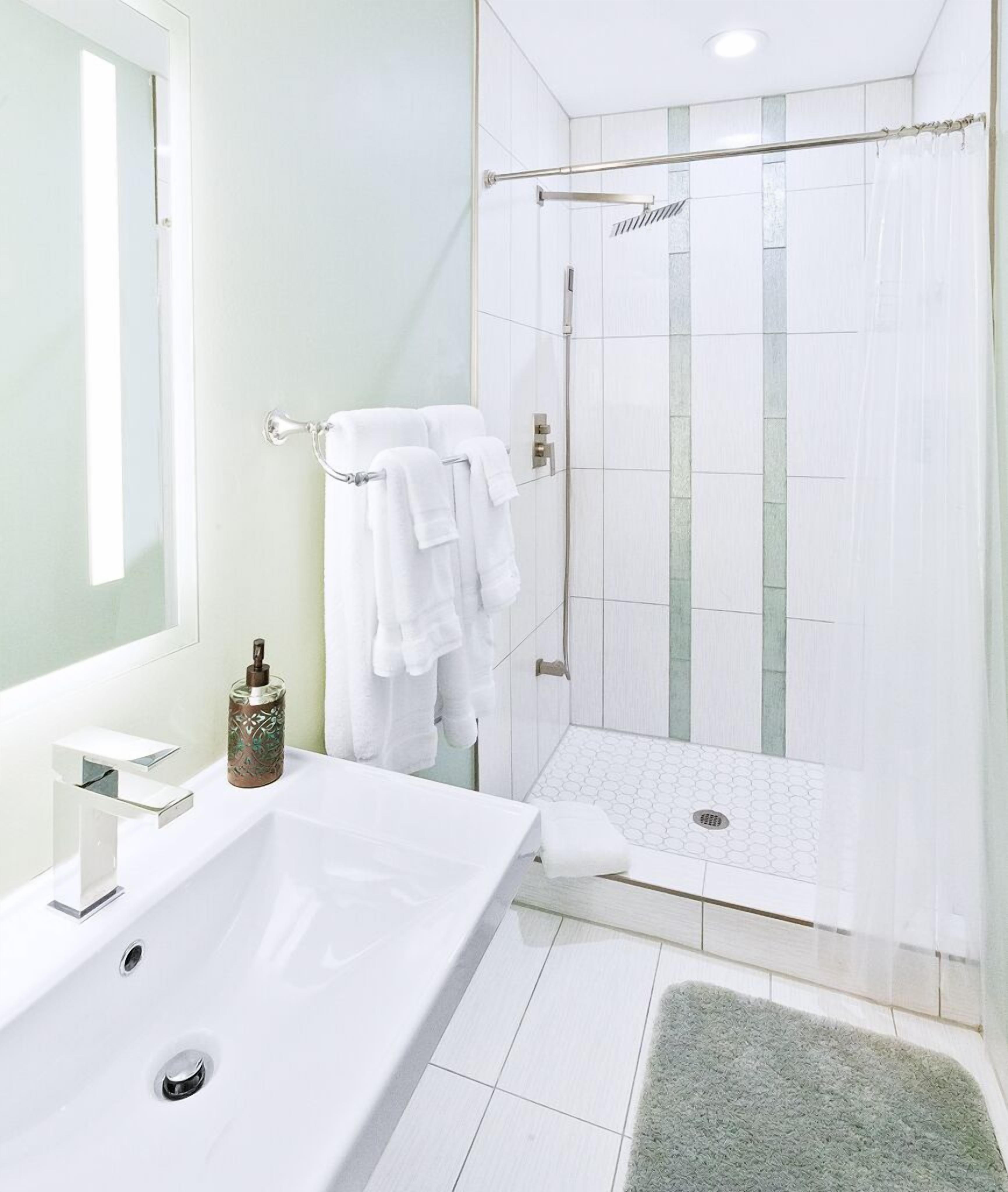 Regadera, secadora de cabello, toallas, jabón 