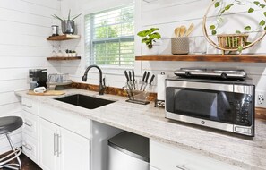 Fridge, microwave, coffee/tea maker, toaster - Tiny house FIFA approved! 47 miles from AT&T Stadium  (McKinney)