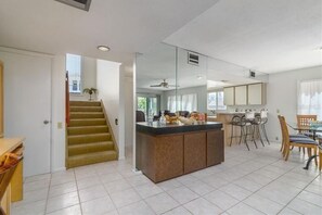 Townhome för familj | Eget kök | Espressobryggare, kaffe- och tebryggare och vattenkokare