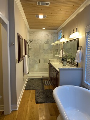 Combined shower/bathtub, jetted bath, hair dryer, towels - 5-Star Spacious & Private Downtown Natchez Home! (Natchez)