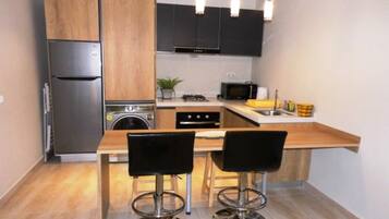 Een koelkast, een magnetron, een oven, een waterkoker