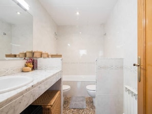 Badekar, hårtørrer, håndklæder