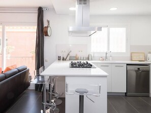 Kjøleskap, mikrobølgeovn, ovn og oppvaskmaskin