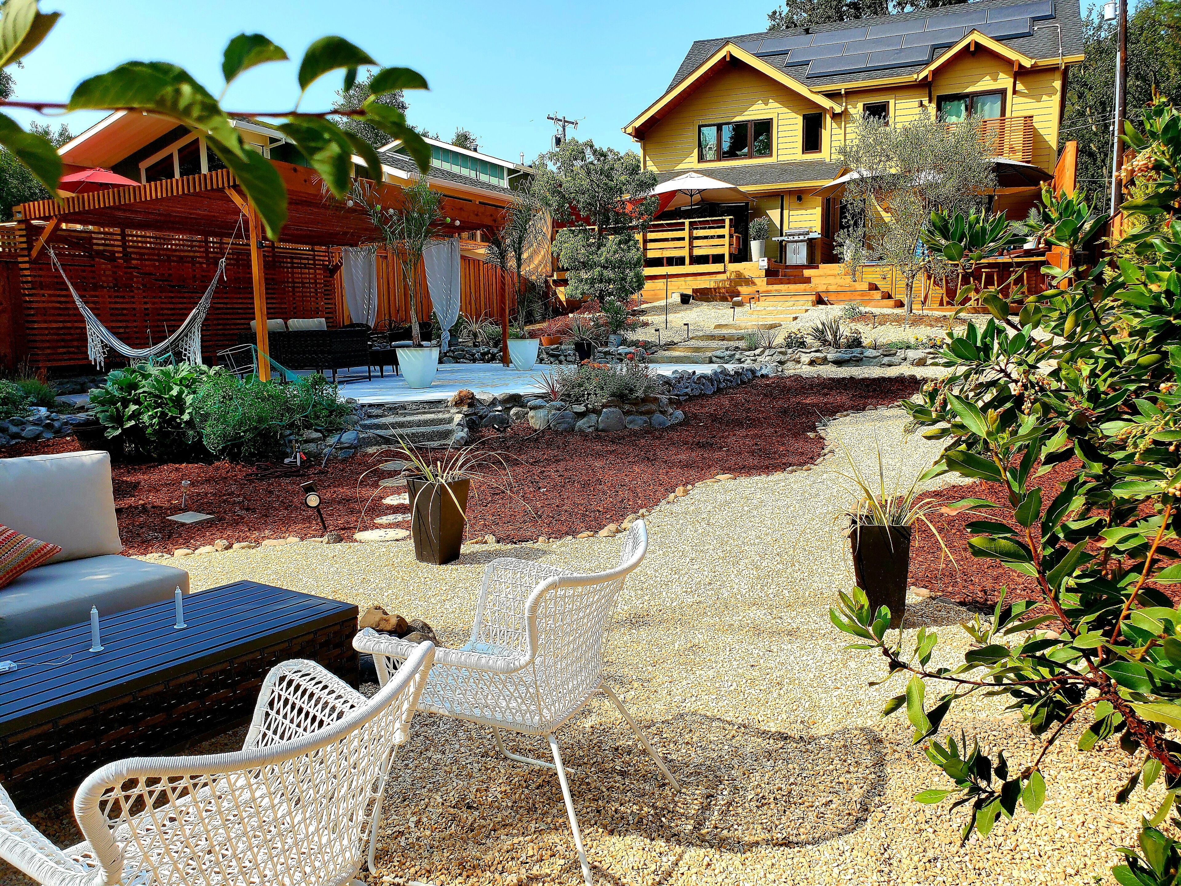 Stunning new home on creek, with spa pool, 5min walk to wineries & restaurants