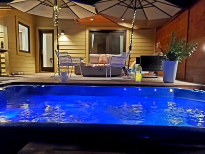 Stunning new home on creek, with spa pool, 5min walk to wineries & restaurants