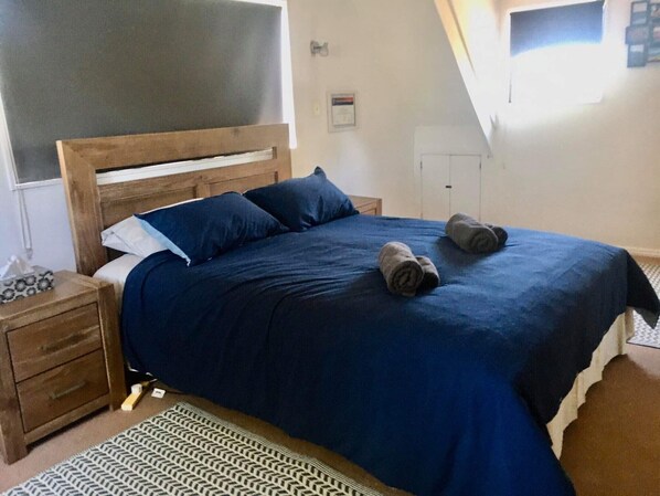 2 habitaciones, escritorio, tabla de planchar con plancha y wifi gratis 