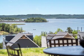 Outdoor dining - Luxury Walk-In Condo • 2 King Suites • Sunroom + Patio • Near Branson Fun! (Branson)