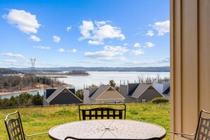 Outdoor dining - Luxury Walk-In Condo • 2 King Suites • Sunroom + Patio • Near Branson Fun! (Branson)