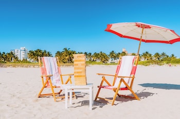 Beach nearby, white sand, sun loungers, beach towels at the goodtime hotel, Miami Beach, a Tribute Portfolio Hotel