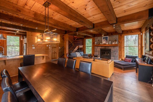 Cote Nord Tremblant Log Cabin 4 bedroom spa, pool, tennis pet friendly