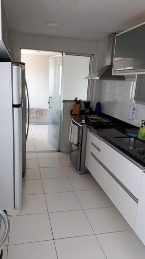 Refrigerador, microondas, horno y parrilla de estufa 