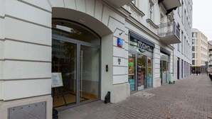 Un edificio con escaparate identificado como “ZOKO” y un cartel con el número “21”.