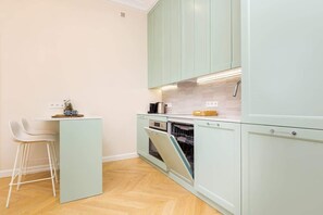 Fridge, oven, stovetop, dishwasher