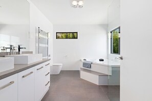 Ducha, bañera de hidromasaje, secador de pelo, toallas