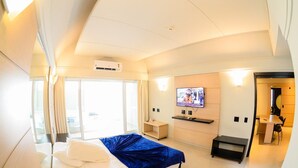A hotel room with a bed, a TV mounted on the wall, a small desk, and a chair. - Ibis Styles Rio Preto Monte Libano (São José do Rio Preto)