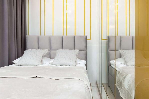 Tabla de planchar con plancha, wifi y ropa de cama 