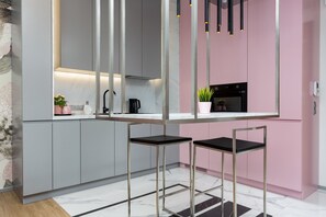 Kühlschrank, Mikrowelle, Ofen, Herdplatte