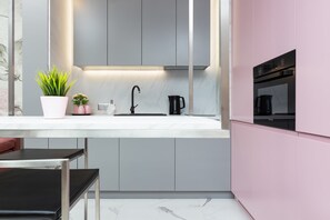 Kühlschrank, Mikrowelle, Ofen, Herdplatte