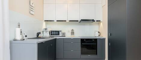 Kühlschrank, Mikrowelle, Ofen, Herdplatte