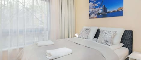 2 bedrooms, iron/ironing board, bed sheets