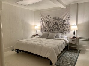 1 bedroom, in-room safe, free WiFi, bed sheets - Trendy & Spacious Apartment on Chicken Alley, in the heart of Downtown Asheville (Asheville)