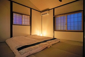 2 室のベッドルーム、デスク、WiFi (無料)、ベッドシーツ