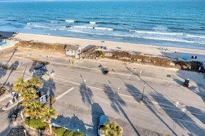 Playa en los alrededores, camastros y toallas de playa 