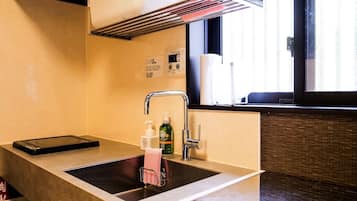 冷蔵庫、電子レンジ、コンロ、調理器具と食器