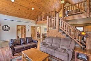 TV, fireplace, DVD player - Scenic Hill City Cabin: Hiking & ATV Trail Access (Hill City)