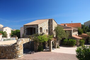 المنشأة من الخارج