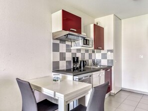 A compact kitchen with a microwave, coffee maker, and dishwasher. - Vacanceole Residence les Demeures de la Massane (Argelès-sur-Mer)