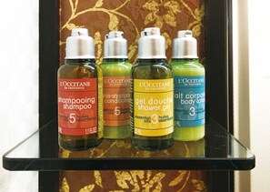 Een haardroger, handdoeken