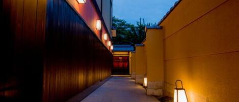 المنطقة المحيطة بالمنشأة