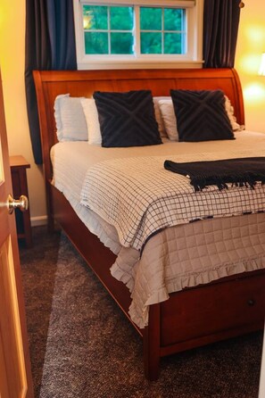 3 bedrooms, desk, iron/ironing board, free WiFi - Cozy Knights Hill Home (Bridgton)