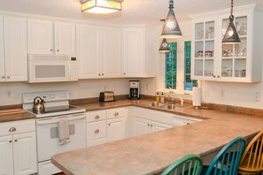 Fridge, microwave, oven, stovetop - Silent Nights 5 Min to Mt Ice Fish & Wood Stove (Bridgton)