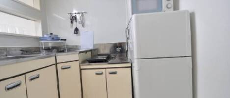 Fridge, microwave, stovetop, cookware/dishes/utensils