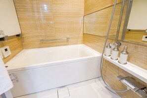 Sèche-cheveux, serviettes fournies, savon, shampoing