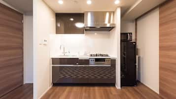 Fridge, microwave, stovetop, cookware/dishes/utensils