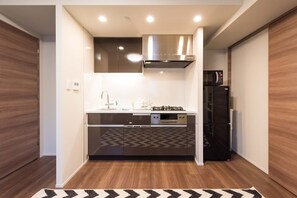 Fridge, microwave, stovetop, cookware/dishes/utensils - Double Suite 40m2 / Chuo-ku Tokyo (Chuo-ku)