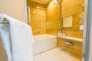 Secador de cabelo, toalhas de banho, sabonete, shampoo