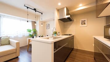 Fridge, microwave, stovetop, cookware/dishes/utensils