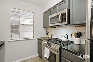 Jääkaappi, mikroaaltouuni, uuni, liesi