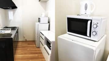 Kühlschrank, Mikrowelle, Herdplatte, Wasserkocher